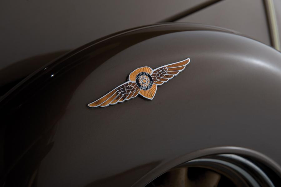 Логотип Dodge Deluxe Rumble Seat Coupe (DR) 1934 года  (фото 2 из 14)